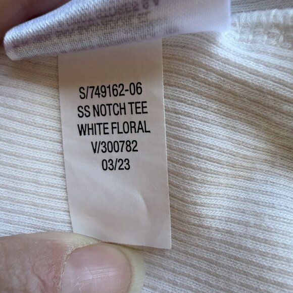 Old Navy Short Sleeve Notch Tee White Floral Ribbed Y2K 90s Aesthetic Babytee - Picture 7 of 7